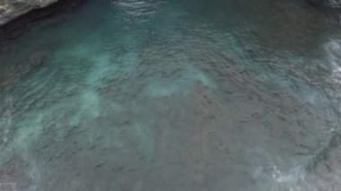 Endonezya 'nın Nusa Penida Adası' nda Bali İHA 'sı yakınlarında yıkılmış bir plaj 4k