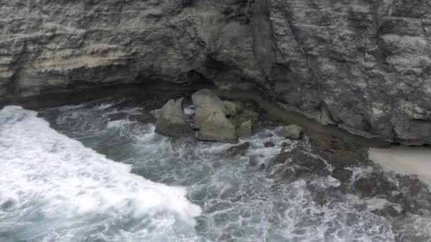 Broken Beach en la isla Nusa Penida en Indonesia cerca de Bali drone tiro 4K — Vídeo de stock