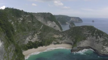 Endonezya 'nın Nusa Penida Adası' ndaki Kelingking Plajı Bali insansız hava aracı 4K 'yı vurdu.