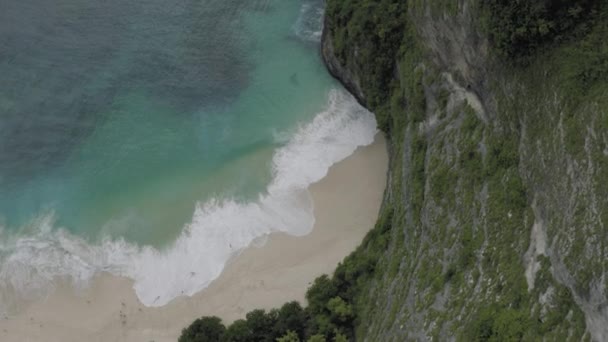 印度尼西亚努沙佩尼达岛上的Kelingking海滩靠近巴厘无人驾驶飞机发射了4k枚子弹 — 图库视频影像