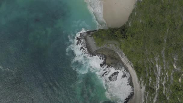 Kelingking Beach en la isla Nusa Penida en Indonesia cerca de Bali drone tiro 4K — Vídeos de Stock