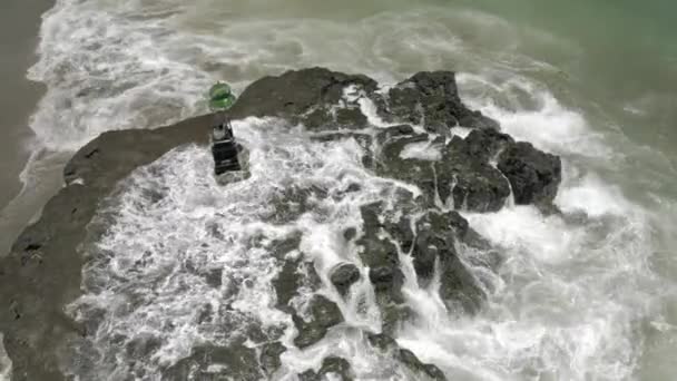 Vågor bryta på klipporna Batu Balong stranden Bali Island 4k drönare flygning — Stockvideo