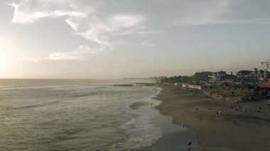 Batu Balong sahilinde sörf. Bali Adası 4k insansız hava aracı.
