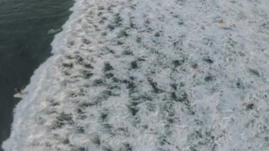 Batu Balong sahilinde sörf. Bali Adası 4k insansız hava aracı.