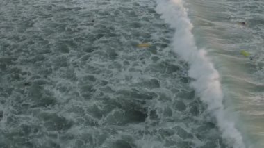 Batu Balong sahilinde sörf. Bali Adası 4k insansız hava aracı.