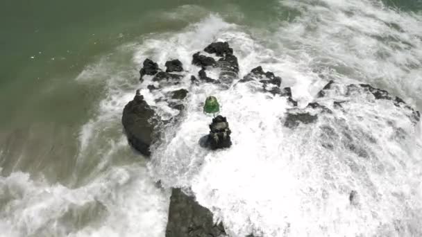Kayalıklarda dalgalar kırılıyor Batu Balong plajı Bali Adası 4k İHA uçağı — Stok video