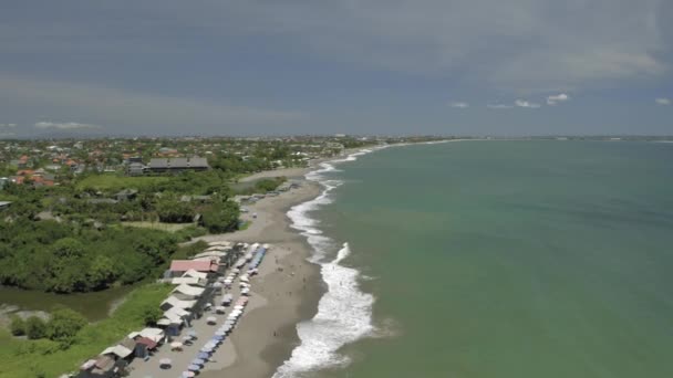 Surfování v Batu Balong Beach Bali Island 4k Dron let — Stock video
