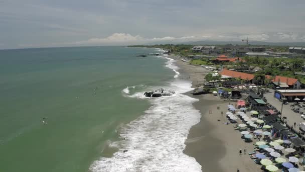 Surfing i Batu Balong stranden Bali Island 4k Drone flygning — Stockvideo