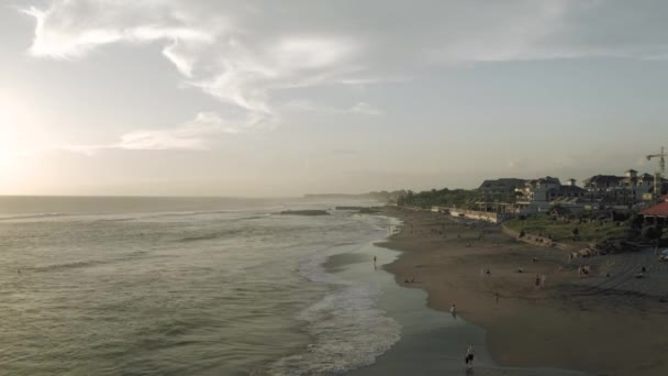 Surfing i Batu Balong stranden Bali Island 4k Drone flygning — Stockvideo