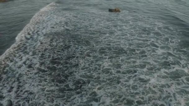 Onde che si infrangono sulle rocce Batu Balong spiaggia Isola di Bali 4K Drone volo — Video Stock