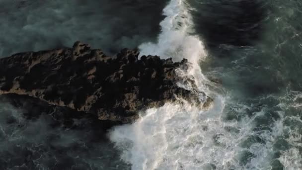 海浪在Batu Balong海滩的岩石上冲破，巴厘岛4k无人机飞行 — 图库视频影像