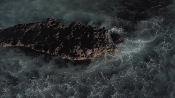 Ondas quebrando nas rochas Batu Balong praia Bali Island 4K Drone voo — Vídeo de Stock