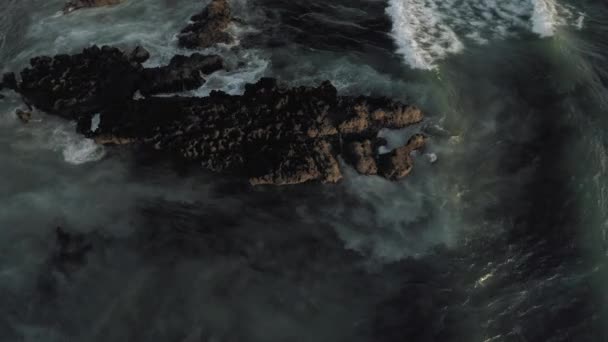 Vågor bryta på klipporna Batu Balong stranden Bali Island 4k drönare flygning — Stockvideo