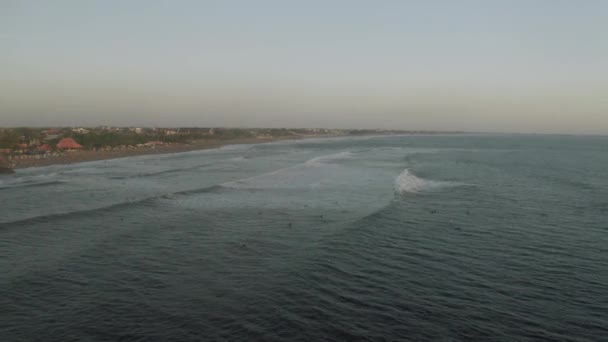 Surfing i Batu Balong stranden Bali Island 4k Drone flygning — Stockvideo