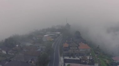 Bali Adası 'ndaki Sis Yolu' nda İHA 4K ateşlendi.