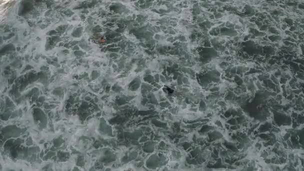 Серфінг на пляжі Бату-Бор Острів Балі 4k Drone flight — стокове відео