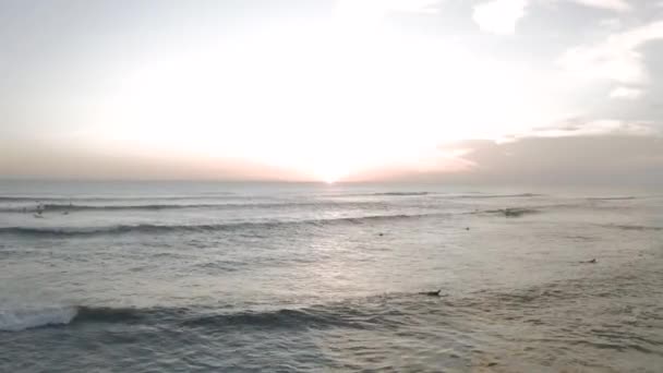 Sonnenuntergang Surfen in Batu Balong Strand Bali Island 4k Drohnenflug — Stockvideo