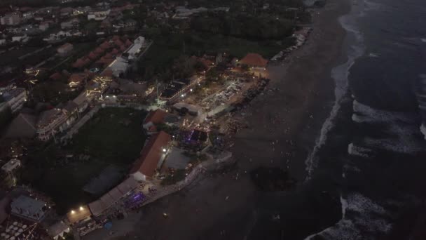 Batu Balong plajında gece sörfü Bali Adası 4k insansız hava aracı — Stok video