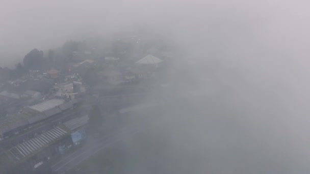 Väg i dimman på Bali Island drönare skott 4k — Stockvideo