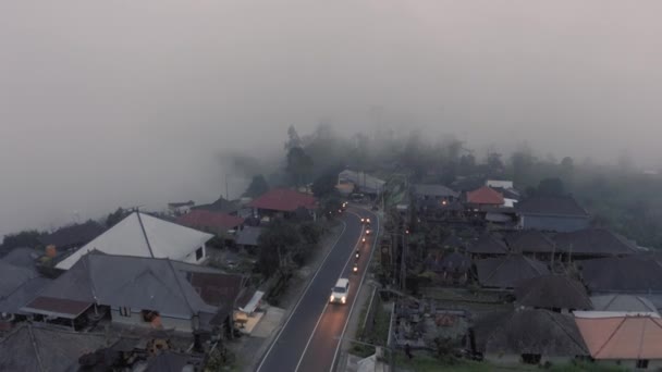 Bali Adası 'ndaki Sis Yolu' nda İHA 4K ateşlendi. — Stok video