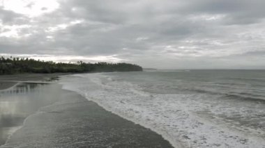 Bali Adası Sahili 4k insansız hava aracı uçağında dalgalar kırılıyor.