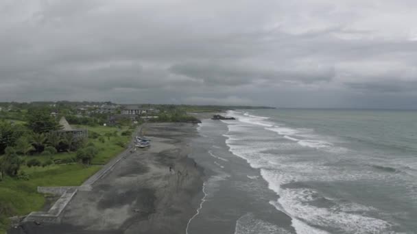 Wellen brechen auf den Felsen am Strand von Bali Island 4k Drohnenflug — Stockvideo