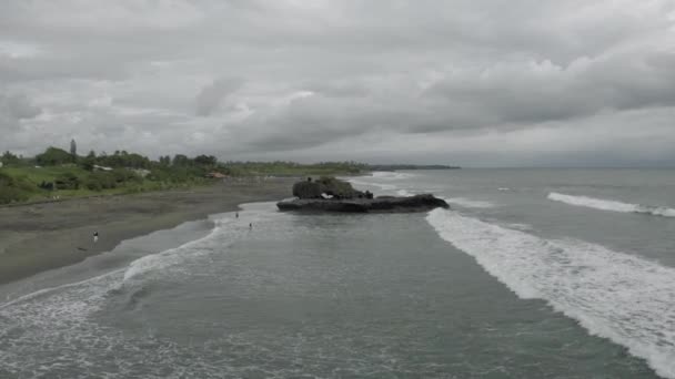 Olas rompiendo en las rocas en Bali Island Beach 4K Drone vuelo — Vídeos de Stock