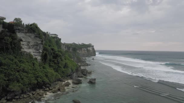 Hullámok törnek a sziklákon Bali Island Beach 4k Drone járat — Stock videók