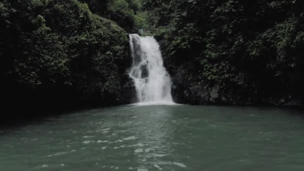 Vattenfall i Bali Island tropiska berg 4k drönare flygning — Stockvideo