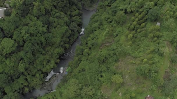 Cascada en las montañas tropicales de la isla de Bali vuelo 4K Drone — Vídeos de Stock