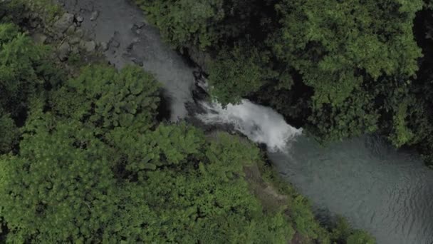 Cascada en las montañas tropicales de la isla de Bali vuelo 4K Drone — Vídeo de stock
