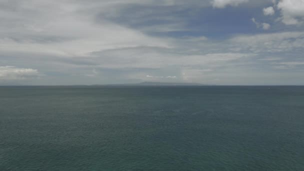 Isla en el Océano y olas en Batu Balong Playa Bali Isla 4K Vuelo Drone — Vídeo de stock