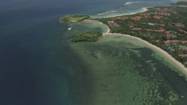 Bali Adası Uluwatu sahil şeridi 4k İHA atışı