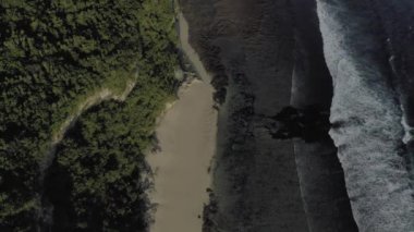 Bali Adası Uluwatu sahil şeridi 4k İHA atışı