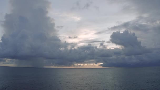 Zonsondergang licht Timelapse in Wolken en Oceaan naast Bali Island 4k Drone shot — Stockvideo