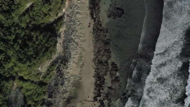 Fale łamanie na skałach Batu Balong plaży Bali Island 4k lotu drona — Wideo stockowe