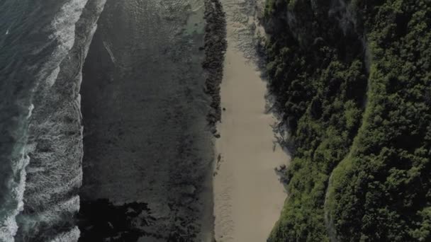 Onde che si infrangono sulle rocce Batu Balong spiaggia Isola di Bali 4K Drone volo — Video Stock