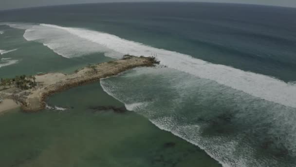 Bali isola di Uluwatu spiaggia costa 4K Drone shot — Video Stock