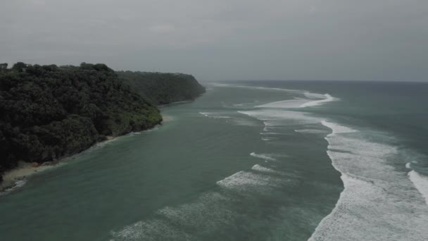 Bali Island Uluwatu strand kustlinje 4k drönare skott — Stockvideo