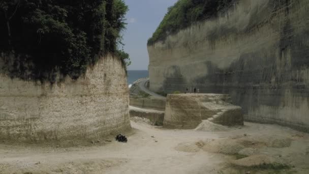 Väg mellan klippor i Uluwatu Bali Island 4k drönare flygning — Stockvideo