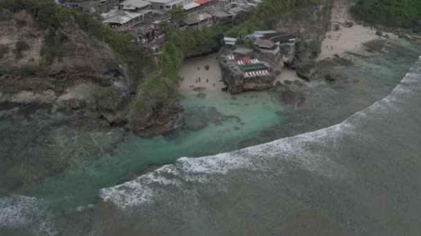 Bali Uluwatu Aleta única club de playa vuelo drone 4K — Vídeo de stock