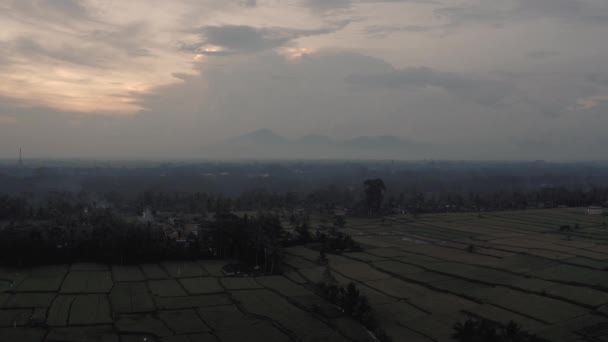 Batur Agung sopka a rýžové pole na Bali 4k Dron výstřel — Stock video