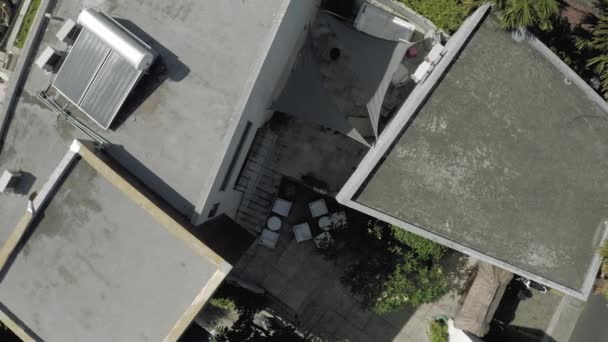 Αυτοκίνητα και ποδήλατα στο δρόμο στην πόλη Ubud Μπαλί νησί 4k Drone πτήση — Αρχείο Βίντεο