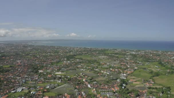 Coches y bicicletas en la carretera en la ciudad de Changgu Bali isla 4K vuelo Drone — Vídeo de stock