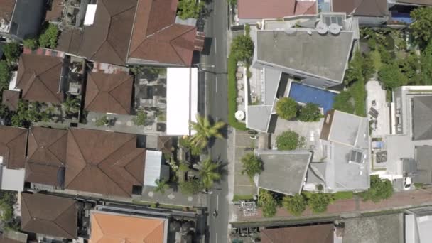 Canggu şehrinde arabalar ve bisikletler Bali Adası 4k İHA uçuşunda. — Stok video
