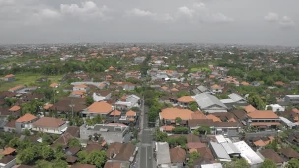 Autos und Fahrräder Zeitraffer auf der Straße in Canggu Stadt Bali Island 4k Drohnenflug — Stockvideo