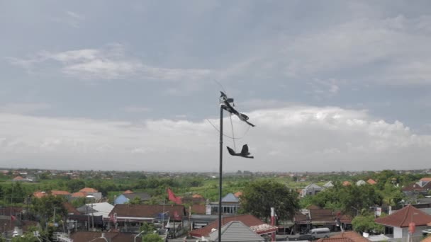 Velho palheta meteorológica no telhado da casa em Bali Island Drone tiro — Vídeo de Stock