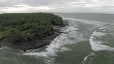 Bali Adası 'nda okyanus dalgaları 4k İHA uçuşu