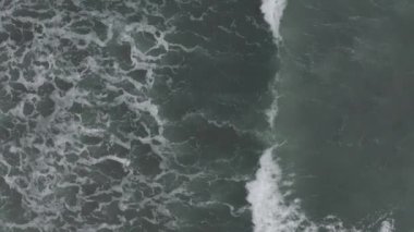 Bali Adası 'nda dalgalar 4K İHA uçuşu