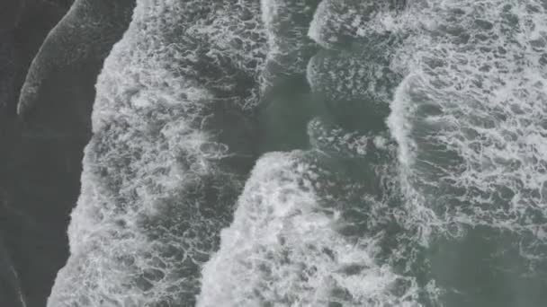 Κύματα στην παραλία στο Μπαλί νησί 4k Drone πτήση — Αρχείο Βίντεο